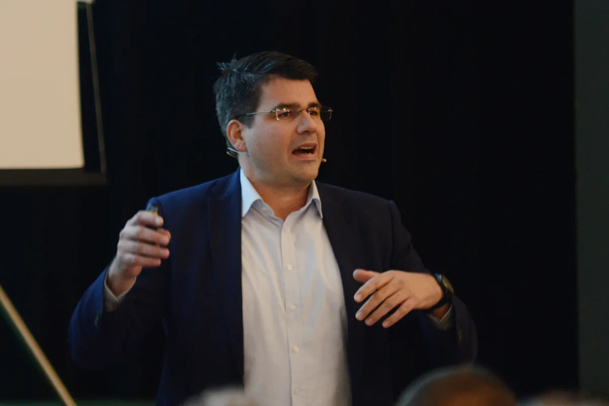 Paul von Euw will mehr Mitbestimmung in der Energiepolitik. Mann referiert an einem Podium